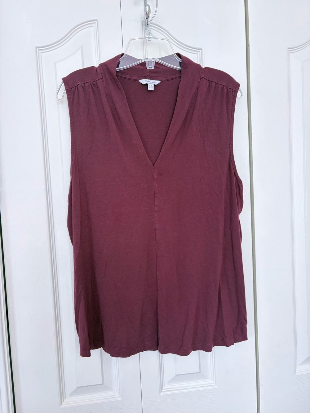 Reitmans Sleeveless V-Neck Top in Wine
